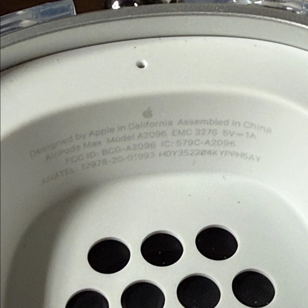 Apple AirPods Max - Silver and White - Lightning Cable charger